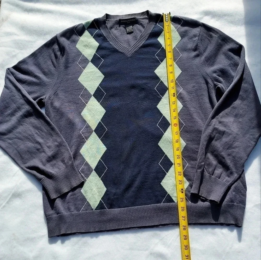 Bannana Republic Mens XL/V-Neck Sweater Gray With Green Diamond Shaped Designs. - Picture 7 of 9